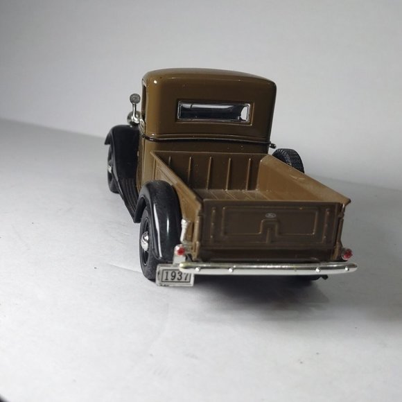 Vintage 1937 Ford Pickup Diecast Truck Spare Tire Detailed Engine & Interior - Picture 3 of 13